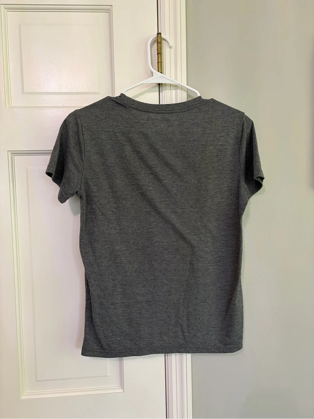 SHEIN Charcoal Graphic Tee with Pastel Beach Print - Picture 3 of 4
